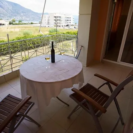 Apartment On The Wave - Modern Beachfront In Kalamata *