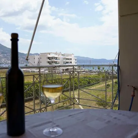 On The Wave - Modern Beachfront In Kalamata Faraí